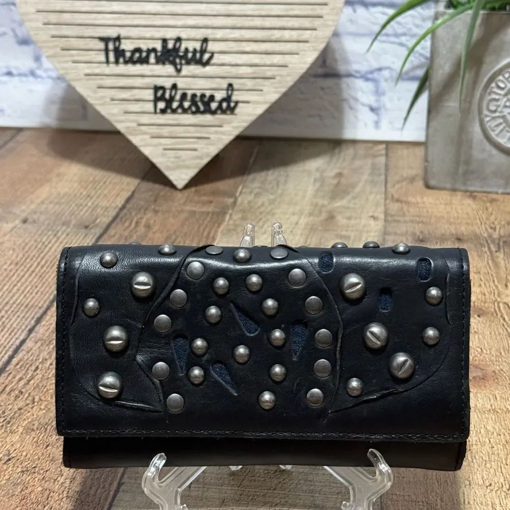 Terresa Wallet Studded Link
Black
Patricia Nash